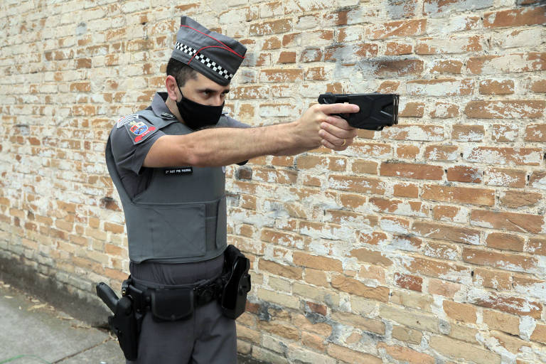 Policial militar de São Paulo segura arma de incapacitação neuromuscular; uso de armamento menos letal será ampliado no estado na tentativa de reduzir letalidade da tropa