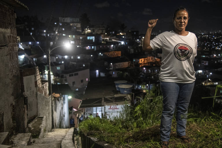 Joelma Andrade posa no centro comunitário que ela criou em Iburá, no Recife, onde seu filho foi morto por policiais. Ela integra o movimento nacional de mães contra a violência policial