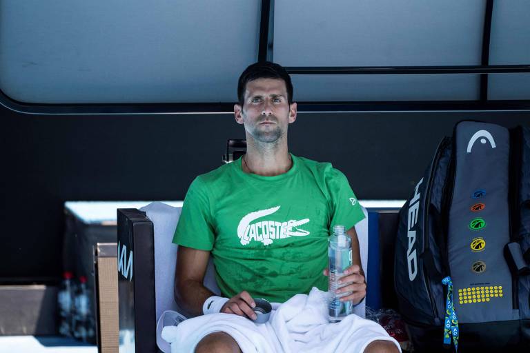 Djokovic sentado com expressão séria