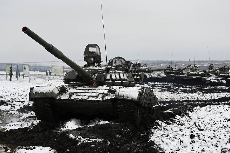 Tanques T-72B3 russos participam de treinamento em Rostov, área próxima da Ucrânia