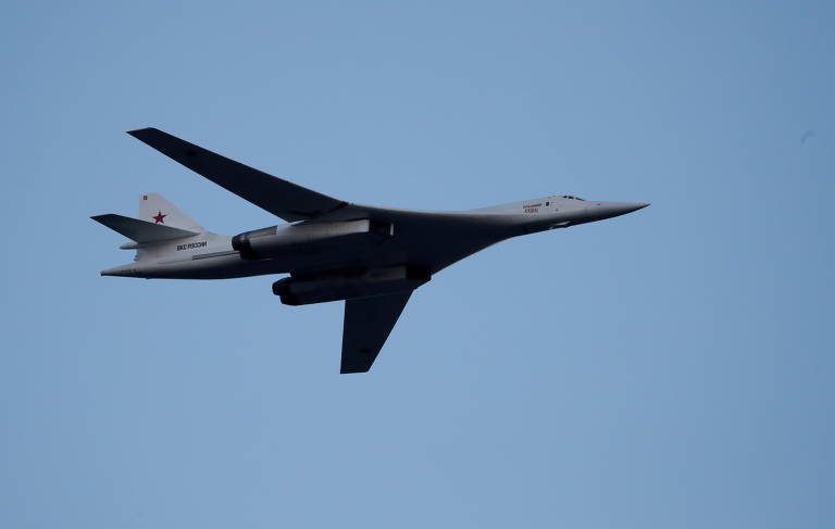 Bombardeiro estratégico de emprego nuclear russo Tu-160 sobrevoa Belarus