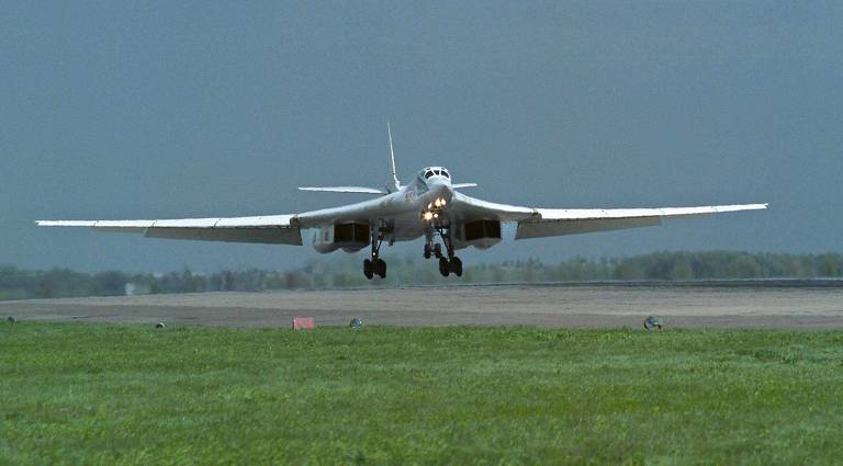 Conheça o bombardeiro estratégico russo Tu-160