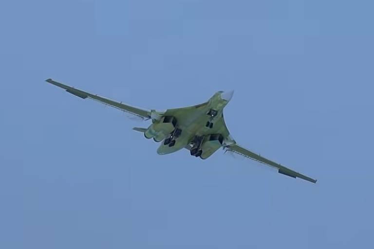 Primeiro modelo novo do bombardeiro estratégico russo Tu-160 faz voo inaugural