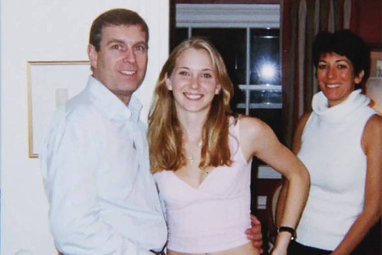 Foto feita na época em que Virginia Giuffre alega ter sido abusada mostra ela, o príncipe Andrew e, ao fundo, Ghislaine Maxwell, ex-namorada de Jeffrey Epstein