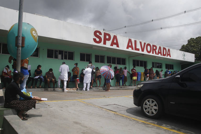 Pessoas com sintomas de gripe e Covid aguardam atendimento em Manaus 