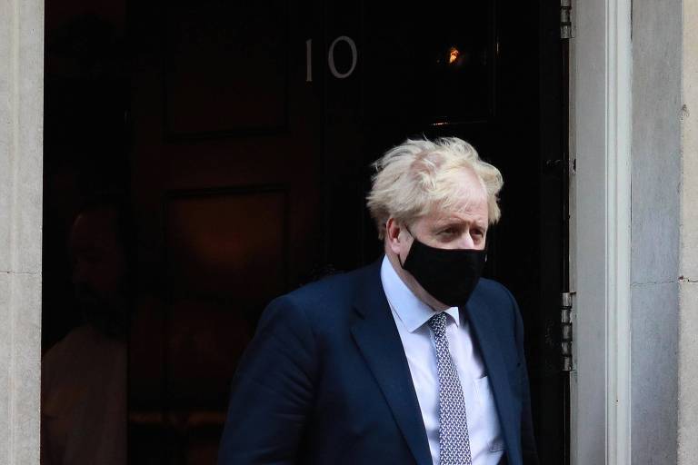 O primeiro-ministro britânico, Boris Johnson, deixa residência oficial na Downing Street
