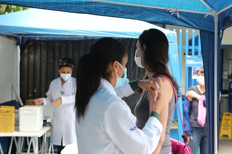 Mulher é vacinada na UBS Nossa Senhora do Brasil Doutor Armando DArienzo, no Bela Vista