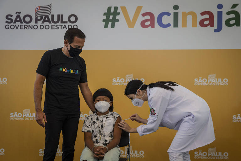Primeira criança vacinada contra Covid será menino indígena de 8 anos que vive em SP - 14/01/2022 - Mônica Bergamo - Folha