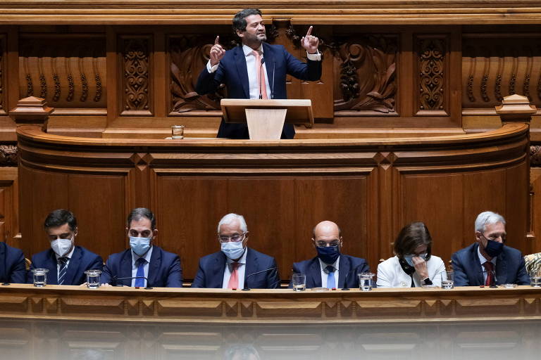 André Ventura, do partido Chega, discursa no Parlamento português, em Lisboa; ao centro, abaixo, o premiê António Costa