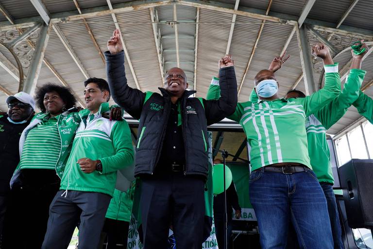 O líder do ActionSA, Herman Mashaba, ao centro, junto com militantes do partido, durante ato de campanha no ano passado em Johannesburgo

