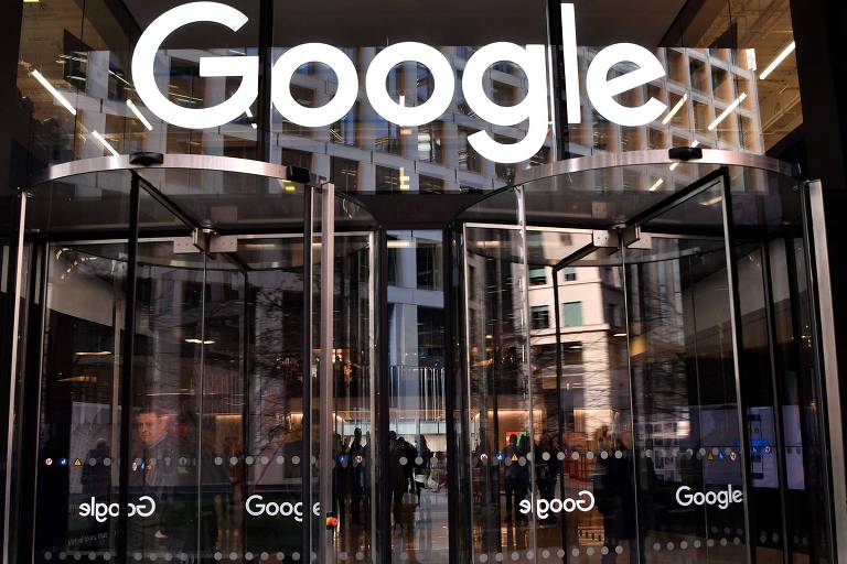 Logo do Google na entrada do escritório da empresa em Londres