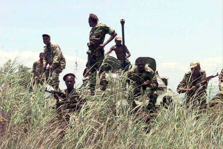 Grupo de soldados leais ao governo do MPLA (Movimento Popular de Libertação de Angola) patrulha proximidades da cidade de Huambo, a 600 km da capital de Angola, Luanda
