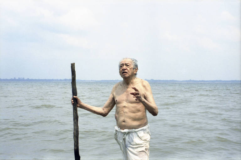 homem branco idoso sem camisa em barco