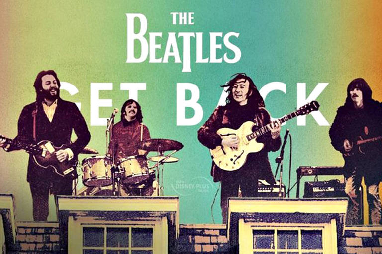 O quatro integrantes do grupo Beatles tocam juntos no documentário The Beatles: Get Back