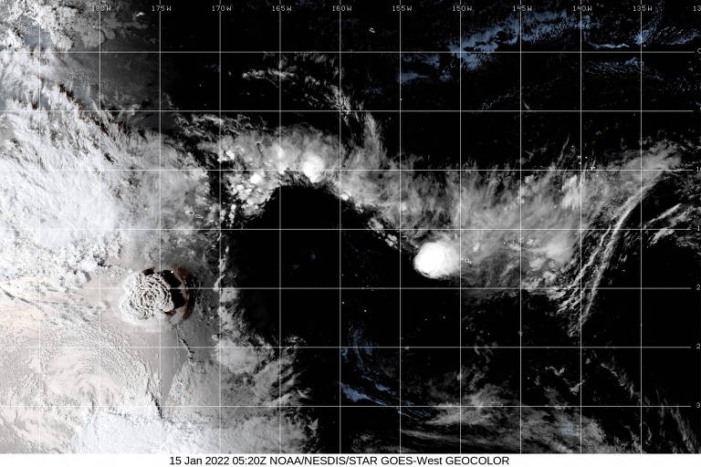 Imagem de satélite mostra nuvem branca sobre Tonga