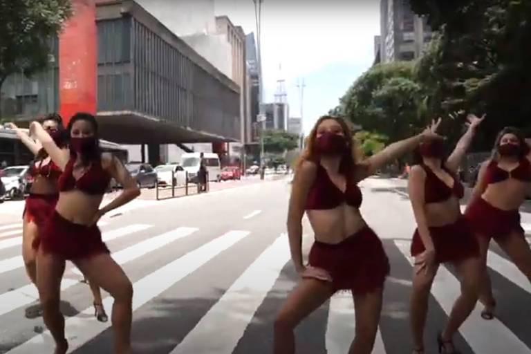 Bailarinas do Faustão dançam em cartões postais de São Paulo