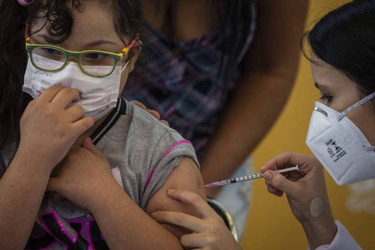 Maioria acha que Bolsonaro atrapalha vacinação de crianças, mostra Datafolha