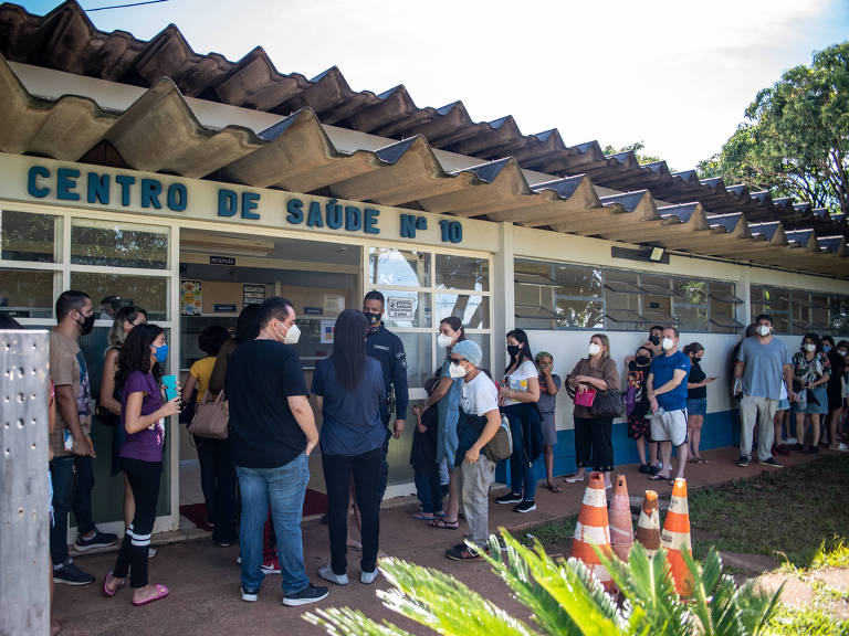 Foto mostra a longa fila de pessoas, entre adultos e crianças, no Posto de Saúde em Brasília, no primeiro dia de vacinação infantil  