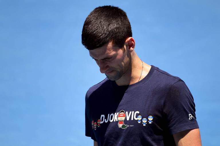 Djokovic durante treino no Melbourne Park dias antes da deportação