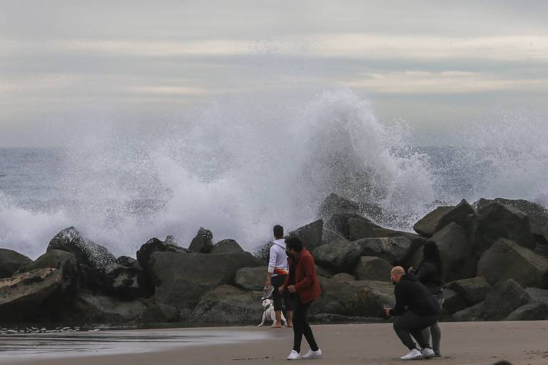 Ondas atingem paredão de pedras no litoral da Califórnia