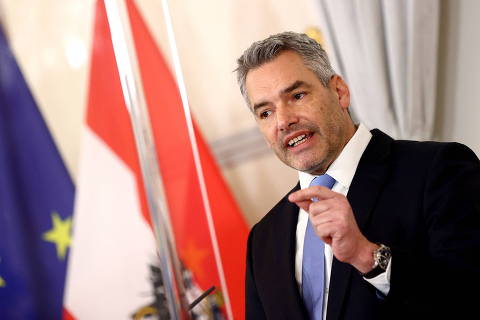Áustria propõe vacina obrigatória para todos os adultos a partir de fevereiro