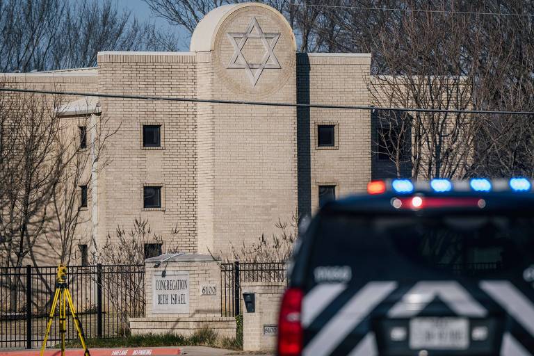 Veículo policial em frente à sinagoga em Colleyville, no Texas, onde um homem fez quatro reféns
