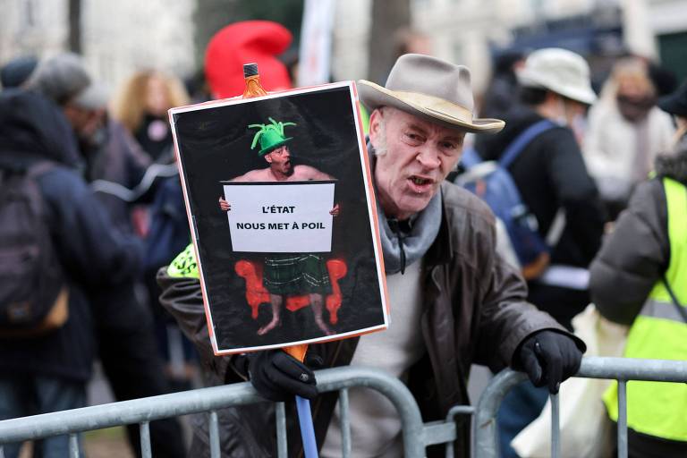 Manifestante participa de protesto em Paris contra passe vacinal, aprovado pelo Parlamento francês