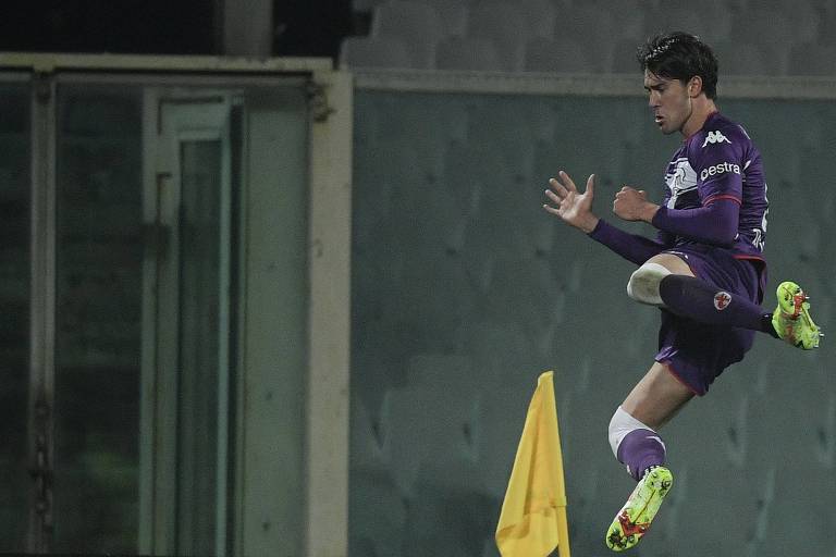 O atacante sérvio Vlahovic, da Fiorentina, comemora gol com um salto no ar