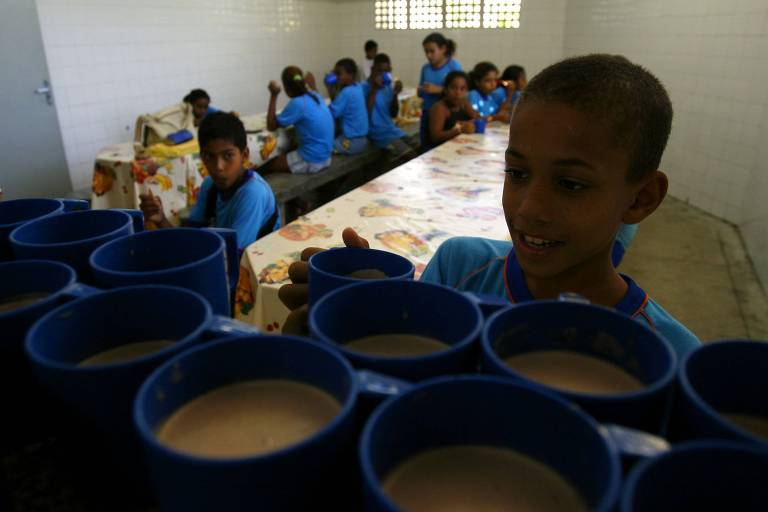 Alunos tomam merenda durante intervalo no refeitório da escola municipal Darcy Ribeiro, em Nova Iguaçu (RJ)