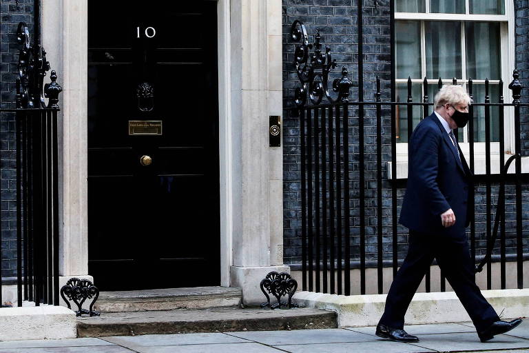 O premiê britânico, Boris Johnson, deixa a residência oficial na Downing Street