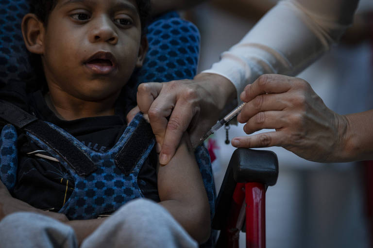 Imagem em close mostra criança sendo vacinada