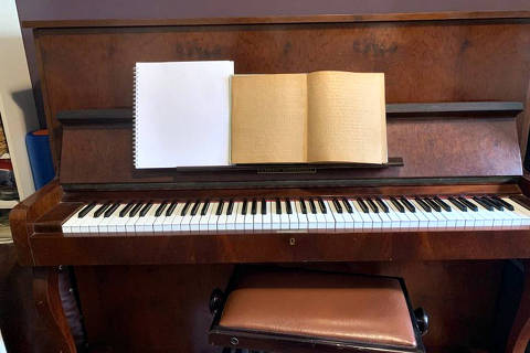 Duas partituras em braille abertas sobre a estante de um piano vertical
( Foto: Arquivo pessoal/Filipe Oliveira )
