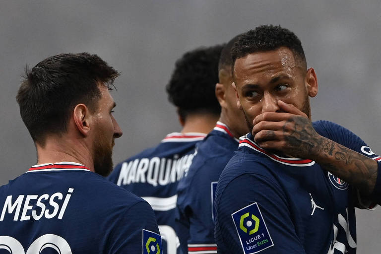 Neymar fala com Messi (à esq.) durante partida do PSG pelo Campeonato Francês