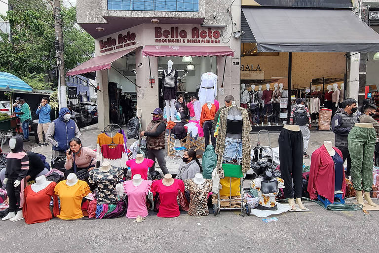 Imagem de turistas olhando roupas nas lojas do Brás, em São Paulo