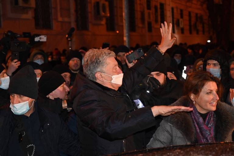 O ex-presidente da Ucrânia Petro Porochenko cumprimenta apoiadores na saída de tribunal em Kiev