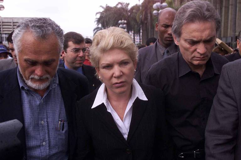 A então prefeita de São Paulo, Marta Suplicy, e José Genoino ao chegar para velório de Celso Daniel, em 2002