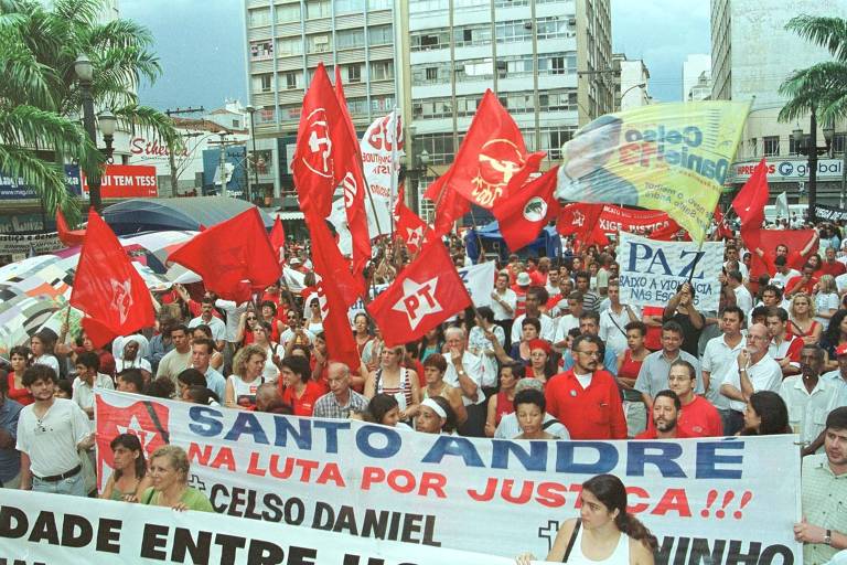 Militantes do PT protestam contra as mortes dos prefeitos petistas Antonio da Costa Santos (Campinas) e Celso Daniel (Santo André), no centro de Campinas