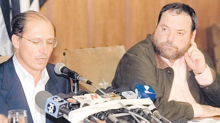 O então governador Geraldo Alckmin ao lado de seu secretário de Segurança, Marco Petreluzzi, falam sobre a morte de Celso Daniel