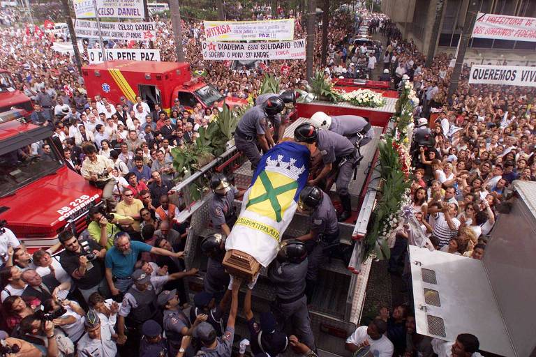 O cortejo fúnebre do prefeito Celso Daniel 