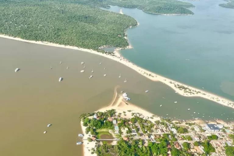 Fotografia aérea mostra águas barrentas do Tapajós em contato com o Lago Verde
