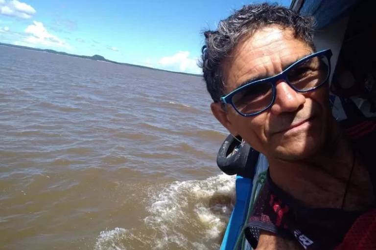 Imagem em close mostra o rosto de um homem que está dentro de um barco. Ao fundo, se vê água barrenta do rio Tapajós