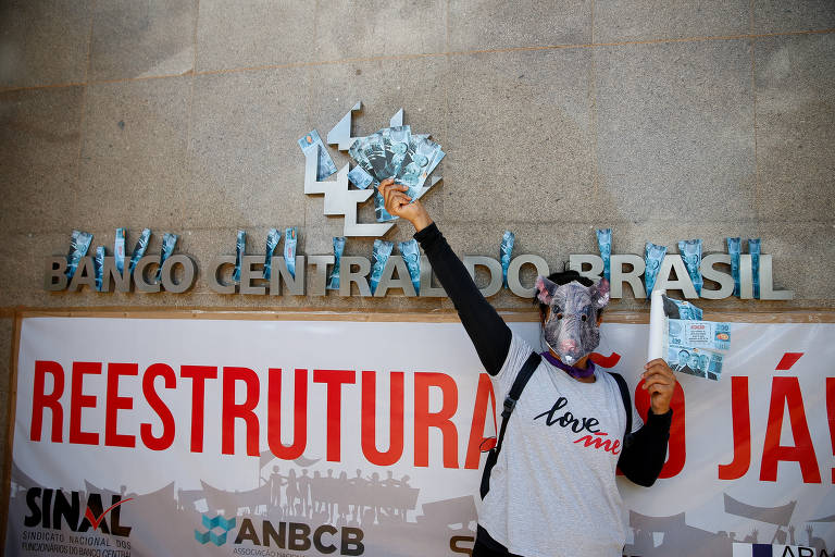 Servidores protestam por reajuste em frente à sede do Banco Central 