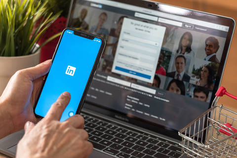 BANGKOK, THAILAND - December 29, 2018: LinkedIn human resource, business and employment-oriented service for job career search app on mobile smart phone on iPhone device in person's hand at work Ver menos
( Foto: Chinnapong / adobe stock )