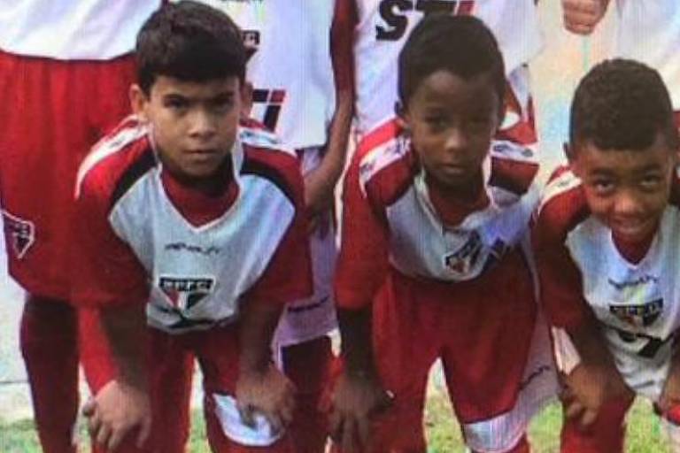 Endrick (o segundo da esquerda para a direita) com a camisa do São Paulo quando treinou na escolinha da equipe