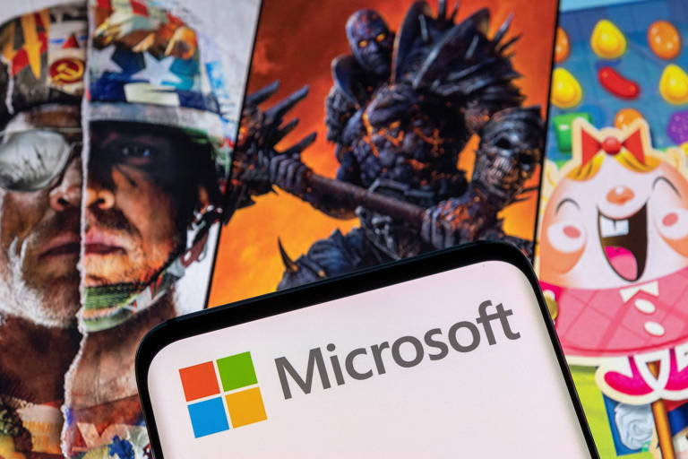 Logo da Microsoft em tela de celular sobre imagens de personagens de jogos da Activision Blizzard
