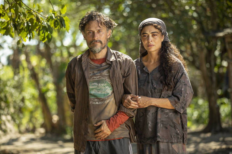  imagem mostra, da esquerda para a direita, os personagens Gil Marruá (Enrique Diaz) e Maria Marruá (Juliana Paes) em uma cena da novela 'Pantanal'