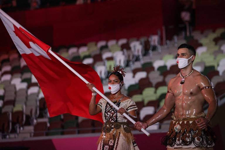Pita Taufatofua ao lado da porta-bandeira de Tonga na Tóquio-2020, Malia Paseka 