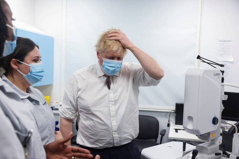 O primeiro-ministro britânico, Boris Johnson, em visita a hospital comunitário em Londres