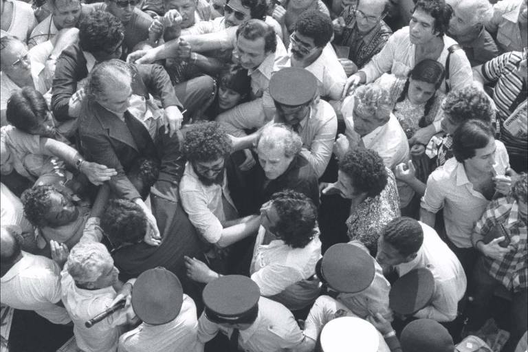 Leonel Brizola chega ao aeroporto do Galeão, no Rio de Janeiro, em 1979, após voltar do exílio