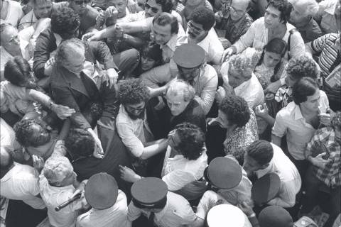 Anistia: Leonel Brizola chega ao aeroporto do Galeão, no Rio de Janeiro, em 1979, após voltar do exílio.Credito Arquivo Agencia O Globo